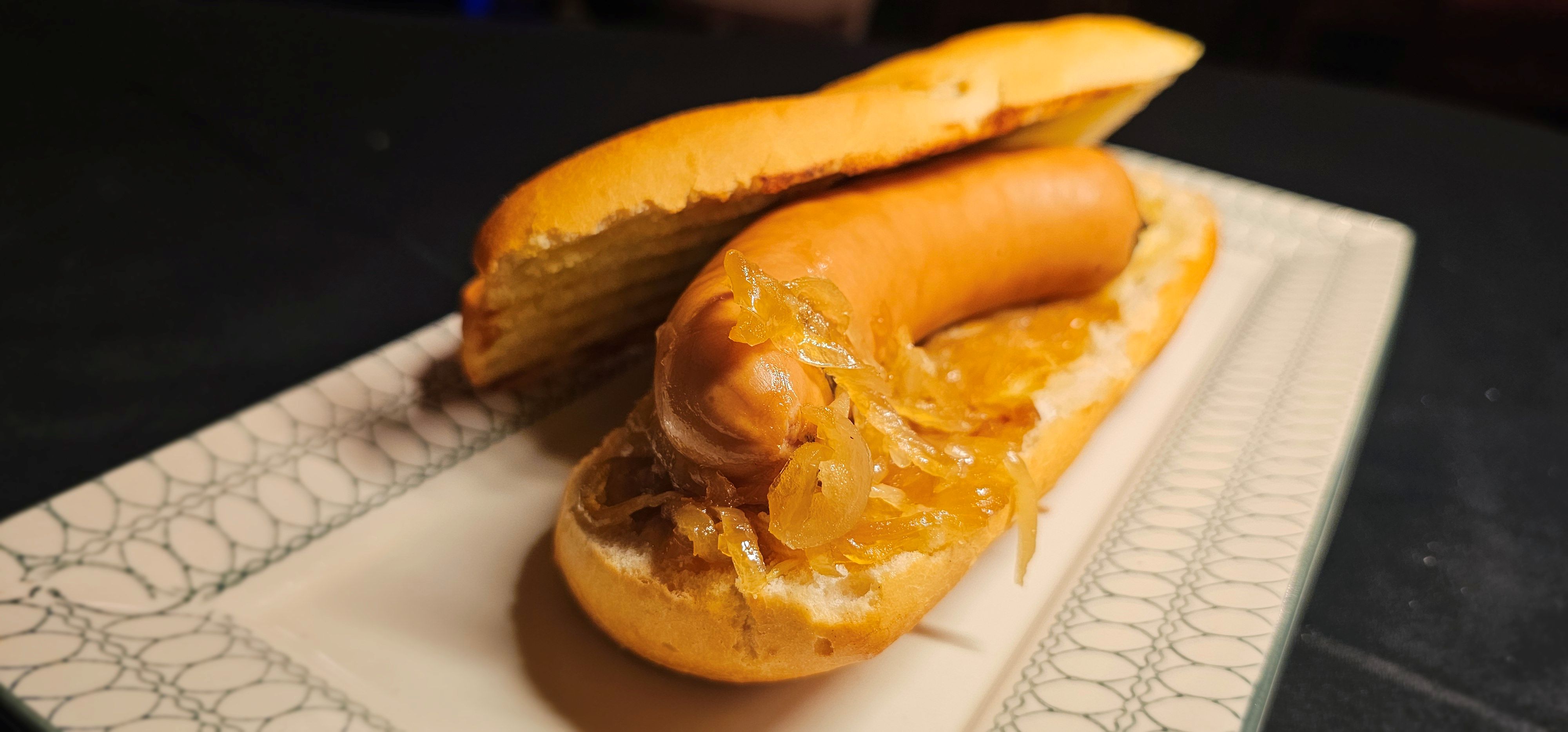 6. Perrito caliente con cebolla caramelizada